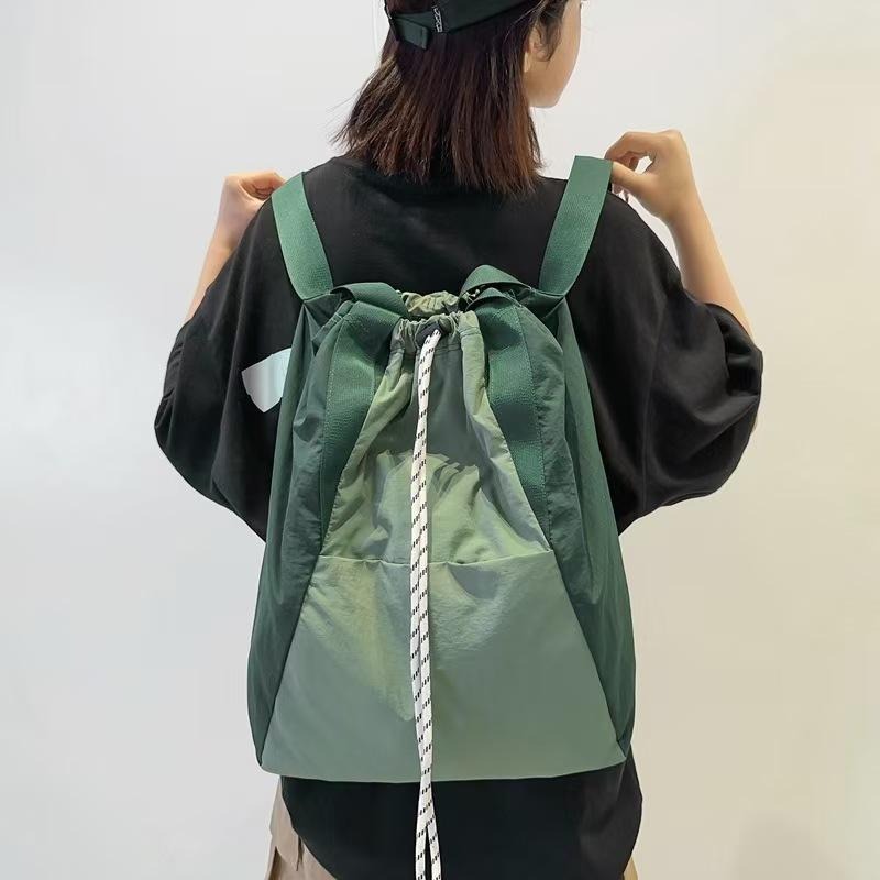 WDF.CO現貨│2024新款韓國新款防潑水單肩後背包│黑白綠紫4色運動瑜珈包｜大容量｜抽繩通勤包｜輕量外出包｜學生背包-細節圖6