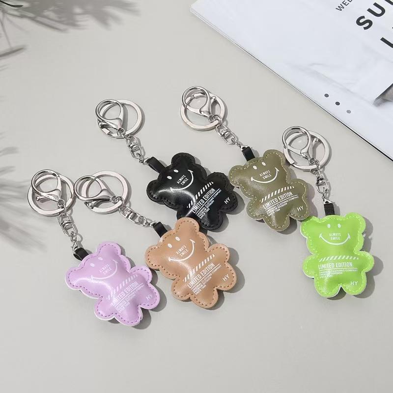 WDF.CO現貨｜2025最新潮流小熊皮革吊飾│黑棕紫綠4色掛件│包包吊飾｜鑰匙圈配飾｜可愛小物｜小熊造型｜裝飾造型-細節圖2