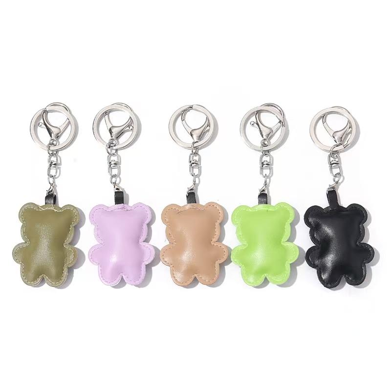 WDF.CO現貨｜2025最新潮流小熊皮革吊飾│黑棕紫綠4色掛件│包包吊飾｜鑰匙圈配飾｜可愛小物｜小熊造型｜裝飾造型-細節圖3