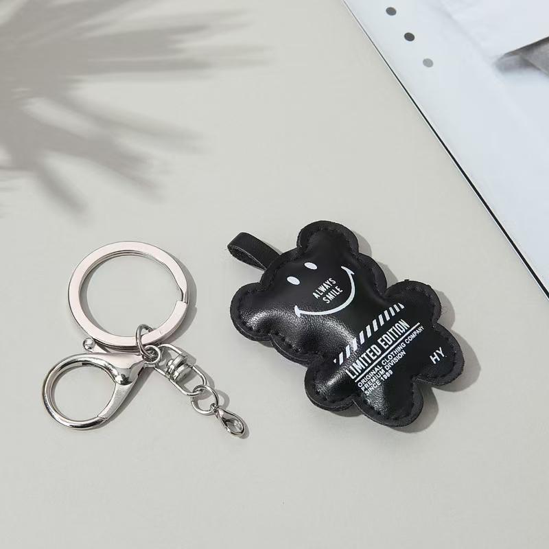 WDF.CO現貨｜2025最新潮流小熊皮革吊飾│黑棕紫綠4色掛件│包包吊飾｜鑰匙圈配飾｜可愛小物｜小熊造型｜裝飾造型-細節圖5