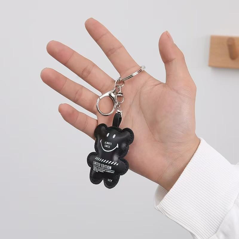 WDF.CO現貨｜2025最新潮流小熊皮革吊飾│黑棕紫綠4色掛件│包包吊飾｜鑰匙圈配飾｜可愛小物｜小熊造型｜裝飾造型-細節圖6