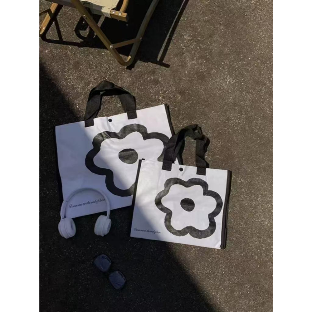 WDF.CO現貨│2025日式風格ins新款購物收納袋│黑白花朵大小號編織袋│附活動底板│大容量單肩包│防潮買菜包│-細節圖3