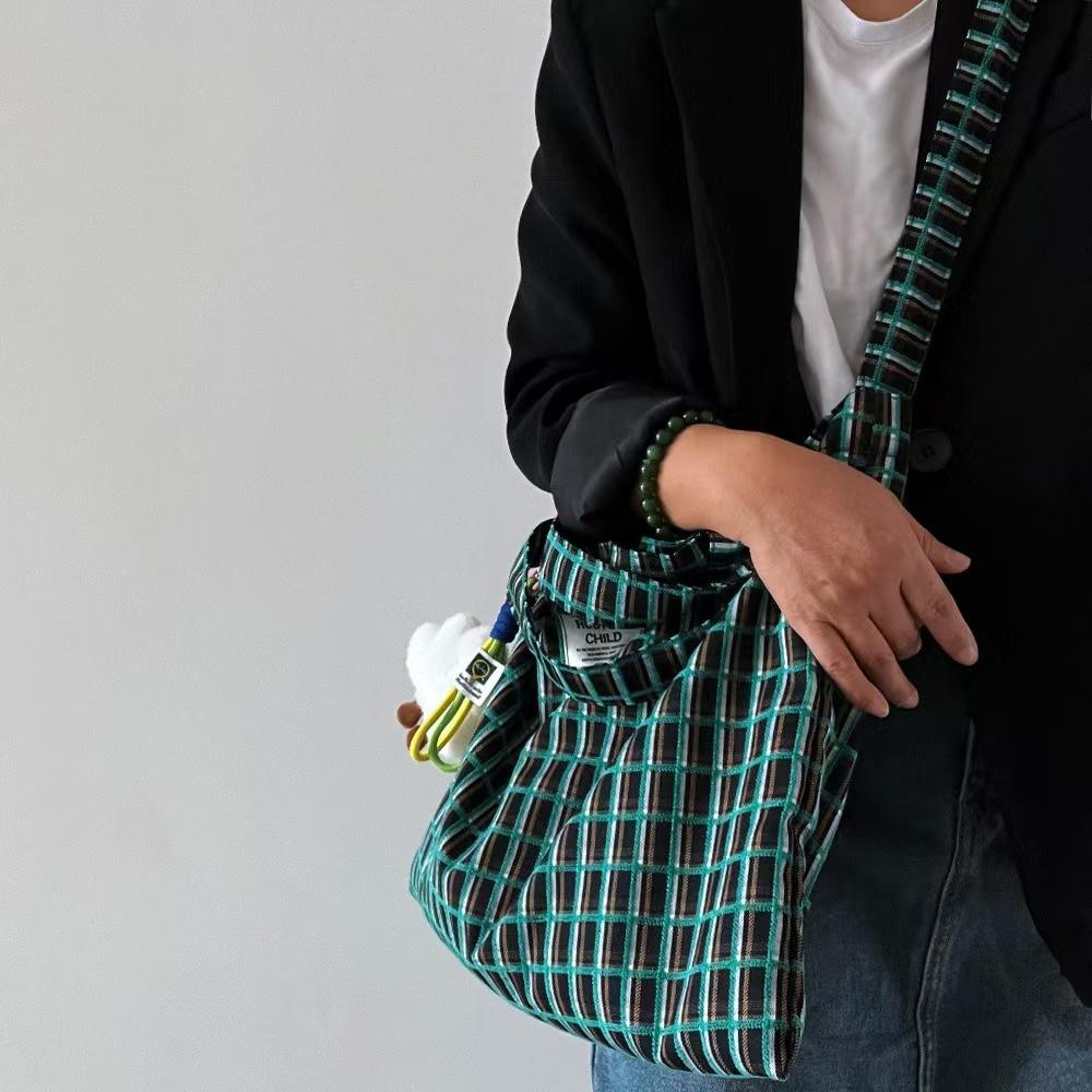 WDF.CO現貨│2025韓國東大門純棉藍綠格紋購物袋│附贈雲朵吊飾掛件│雪尼爾提花色│單肩包｜容量大｜有磁紐｜外出包-細節圖3