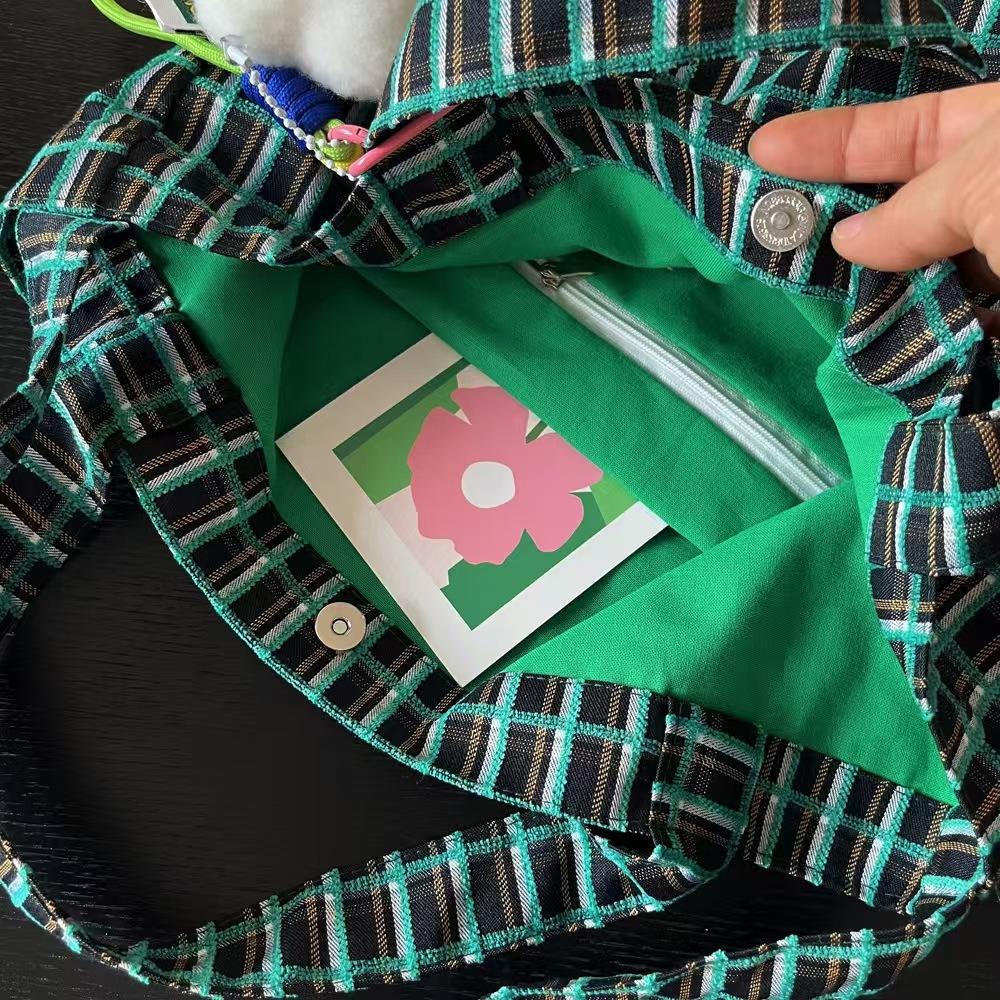 WDF.CO現貨│2025韓國東大門純棉藍綠格紋購物袋│附贈雲朵吊飾掛件│雪尼爾提花色│單肩包｜容量大｜有磁紐｜外出包-細節圖6