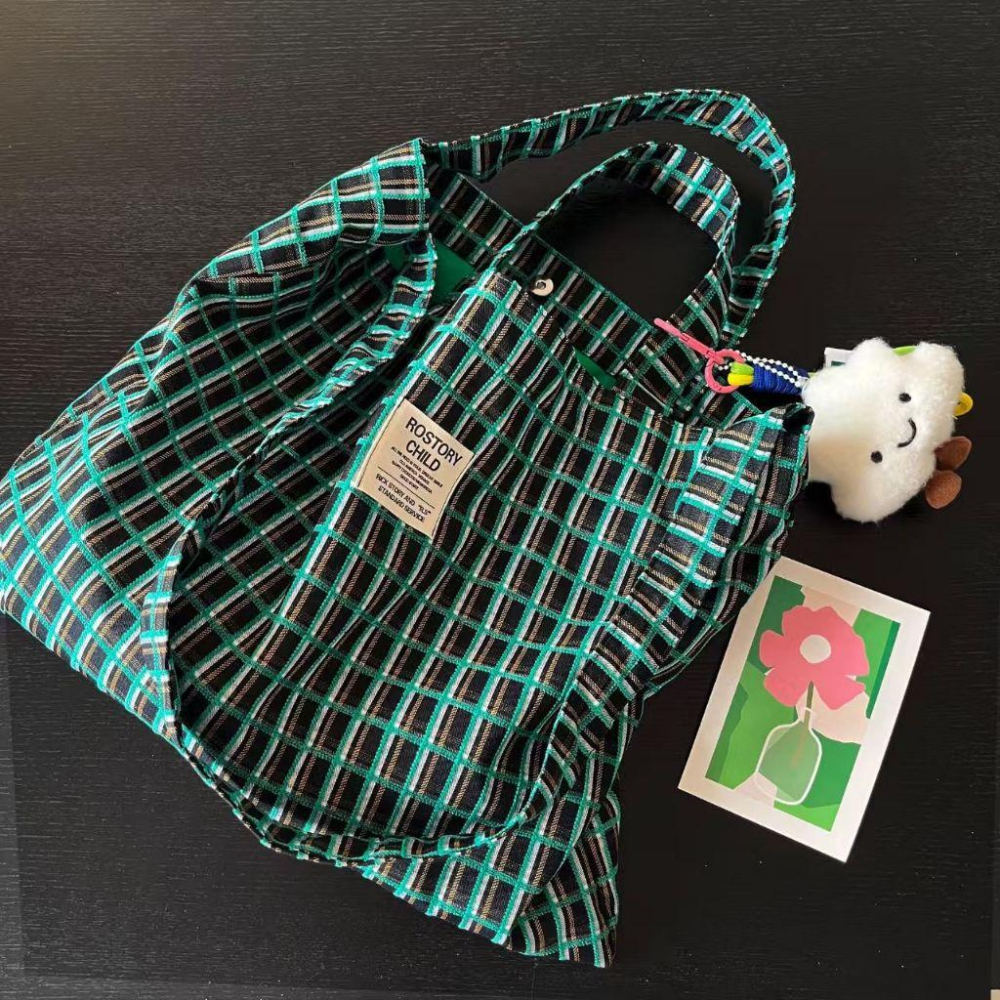 WDF.CO現貨│2025韓國東大門純棉藍綠格紋購物袋│附贈雲朵吊飾掛件│雪尼爾提花色│單肩包｜容量大｜有磁紐｜外出包-細節圖7