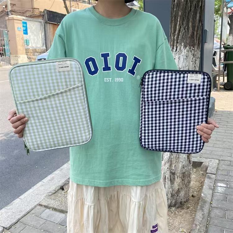 WDF.CO現貨│2025韓國新款格紋筆電包│黑紅綠藍4色平板保護套│14吋ipad收納鋪棉包│小方格│ins小物-細節圖5