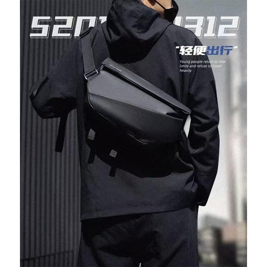 WDF.CO現貨│2025韓版工裝機能郵差包 │黑灰藍3色防潑水加厚尼龍包 │磁吸鎖隨身小包｜大容量｜單肩斜背包｜胸包-細節圖2