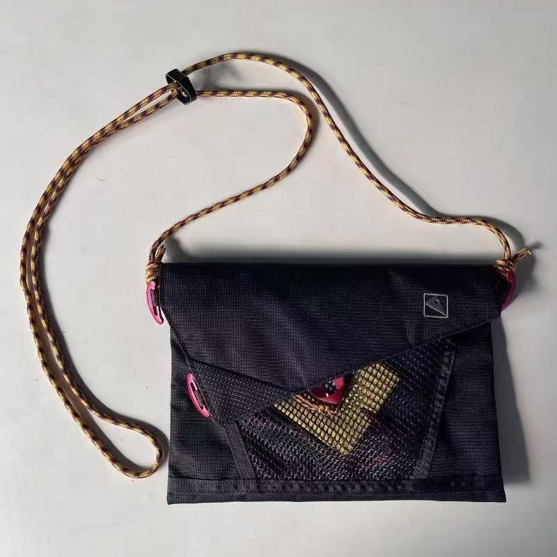 WDF.CO現貨｜2025新款戶外運動尼龍郵差包│黃藍綠黑4色隨身斜背包｜登山小方包｜大容量｜戶外騎行包｜編織繩結肩帶-細節圖5