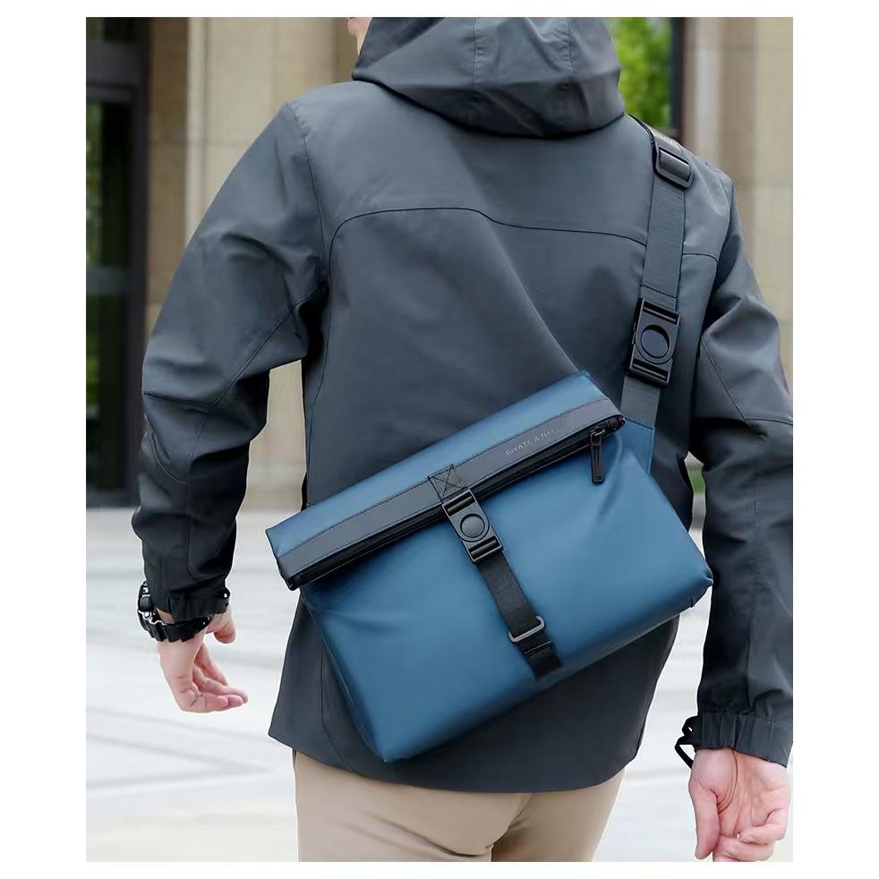 WDF.CO現貨│2025北歐工裝機能公事郵差包│黑灰藍3色防潑水尼龍包│隨身小包｜大容量｜可插放行李箱｜斜背包｜胸包-細節圖5