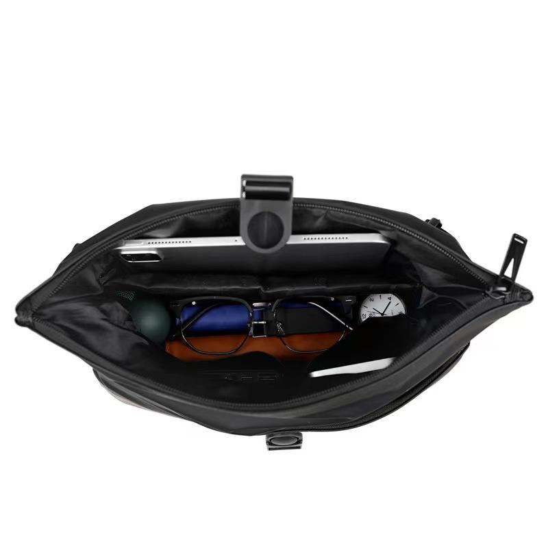 WDF.CO現貨│2025北歐工裝機能公事郵差包│黑灰藍3色防潑水尼龍包│隨身小包｜大容量｜可插放行李箱｜斜背包｜胸包-細節圖8