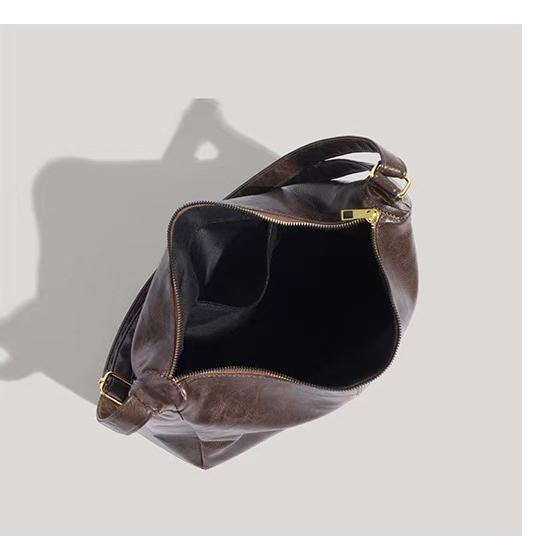 WDF.CO現貨│2025東大門新款皮革水餃包│黑色懷舊HOBO包│輕量皮革│單肩斜背皮革包｜大容量｜外出包｜通勤包-細節圖4