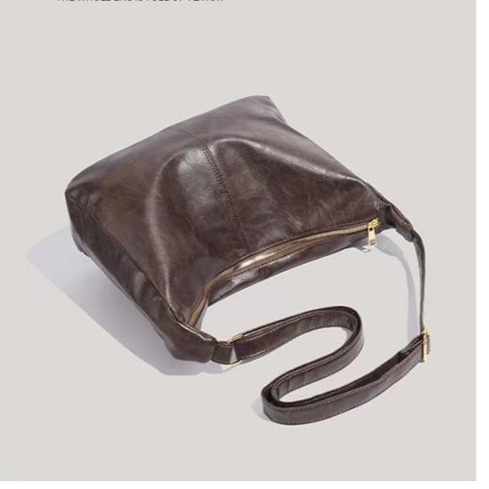 WDF.CO現貨│2025東大門新款皮革水餃包│黑色懷舊HOBO包│輕量皮革│單肩斜背皮革包｜大容量｜外出包｜通勤包-細節圖7