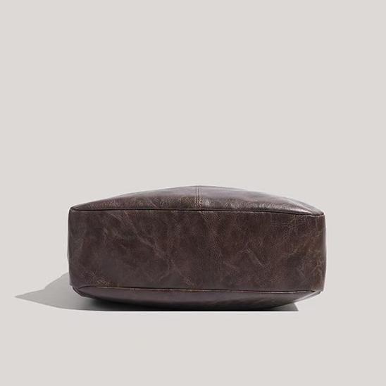 WDF.CO現貨│2025東大門新款皮革水餃包│黑色懷舊HOBO包│輕量皮革│單肩斜背皮革包｜大容量｜外出包｜通勤包-細節圖8