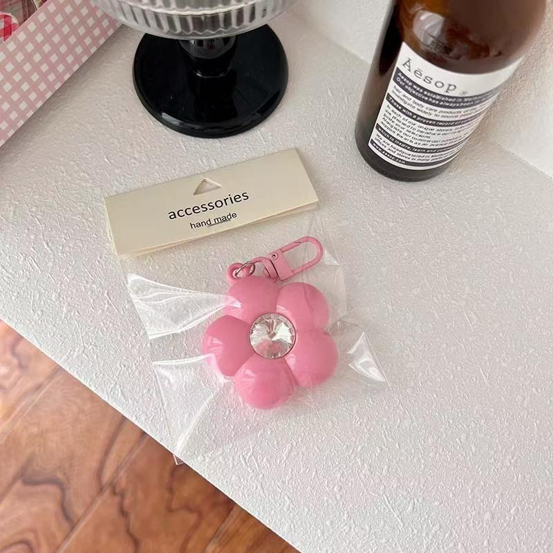 WDF.CO現貨│2025新款多巴胺五瓣花片吊飾│9色亮面帶鑽花朵掛飾│鑰匙圈掛飾│包包吊飾│書包掛件│ins 小物-細節圖3