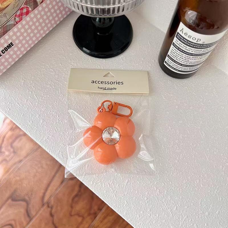 WDF.CO現貨│2025新款多巴胺五瓣花片吊飾│9色亮面帶鑽花朵掛飾│鑰匙圈掛飾│包包吊飾│書包掛件│ins 小物-細節圖4