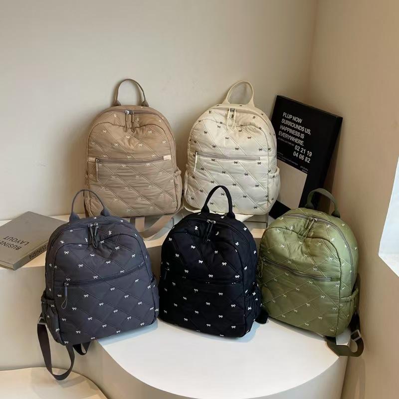 WDF.CO現貨│2024韓國新款蝴蝶結刺繡後背包│黑白灰卡4色│大學雙肩包 │棉服包 │空氣書包│外出包│大容量│-細節圖2