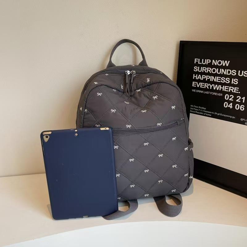 WDF.CO現貨│2024韓國新款蝴蝶結刺繡後背包│黑白灰卡4色│大學雙肩包 │棉服包 │空氣書包│外出包│大容量│-細節圖3