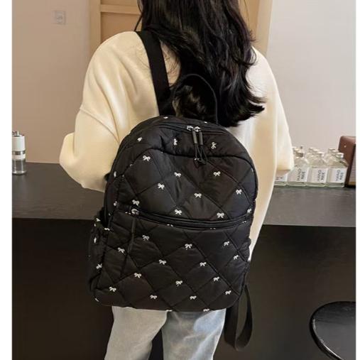 WDF.CO現貨│2024韓國新款蝴蝶結刺繡後背包│黑白灰卡4色│大學雙肩包 │棉服包 │空氣書包│外出包│大容量│-細節圖5