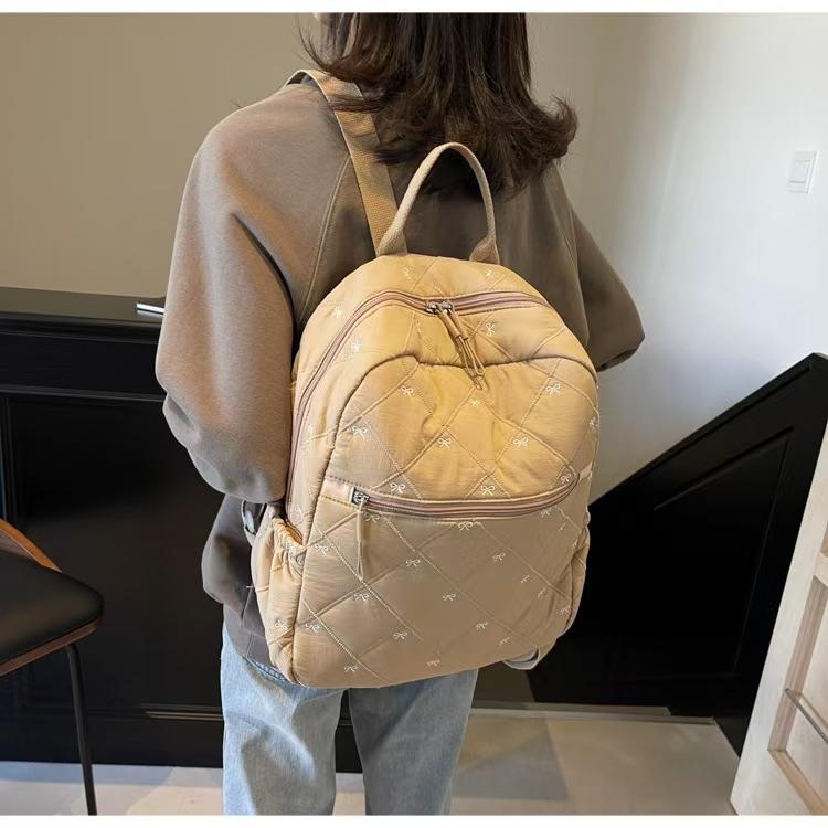 WDF.CO現貨│2024韓國新款蝴蝶結刺繡後背包│黑白灰卡4色│大學雙肩包 │棉服包 │空氣書包│外出包│大容量│-細節圖6