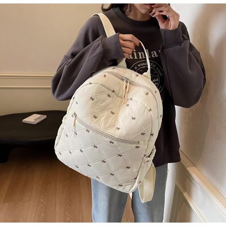 WDF.CO現貨│2024韓國新款蝴蝶結刺繡後背包│黑白灰卡4色│大學雙肩包 │棉服包 │空氣書包│外出包│大容量│-細節圖7