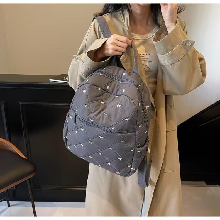 WDF.CO現貨│2024韓國新款蝴蝶結刺繡後背包│黑白灰卡4色│大學雙肩包 │棉服包 │空氣書包│外出包│大容量│-細節圖8