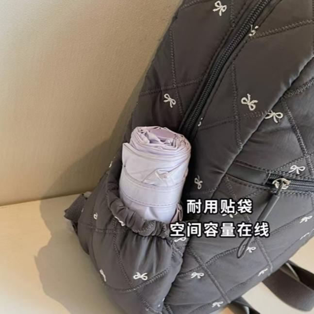 WDF.CO現貨│2024韓國新款蝴蝶結刺繡後背包│黑白灰卡4色│大學雙肩包 │棉服包 │空氣書包│外出包│大容量│-細節圖9