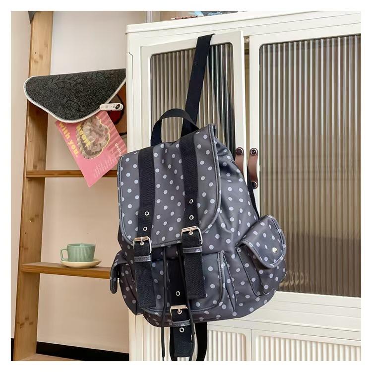 WDF.CO現貨│2025韓國新款小圓點尼龍後背包│黑灰白3色大容量雙肩包│有索繩卡扣│上課雙肩包│旅遊通勤用-細節圖7