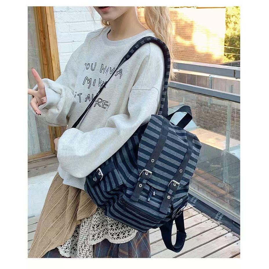 WDF.CO現貨│2025韓國東大門新款橫條雙肩包│黑卡2色大容量帆布雙肩包│格紋雙肩包│旅遊j外出通勤用-細節圖2