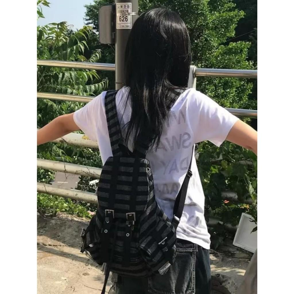 WDF.CO現貨│2025韓國東大門新款橫條雙肩包│黑卡2色大容量帆布雙肩包│格紋雙肩包│旅遊j外出通勤用-細節圖3