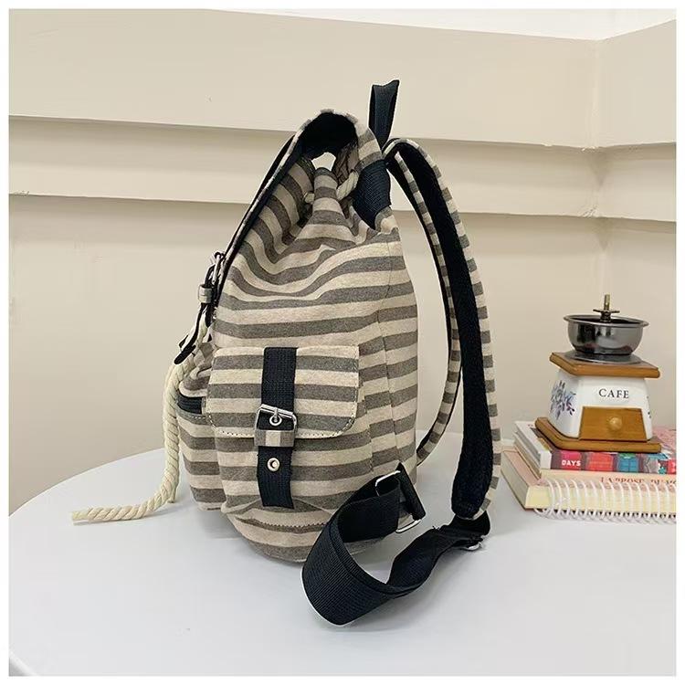 WDF.CO現貨│2025韓國東大門新款橫條雙肩包│黑卡2色大容量帆布雙肩包│格紋雙肩包│旅遊j外出通勤用-細節圖9