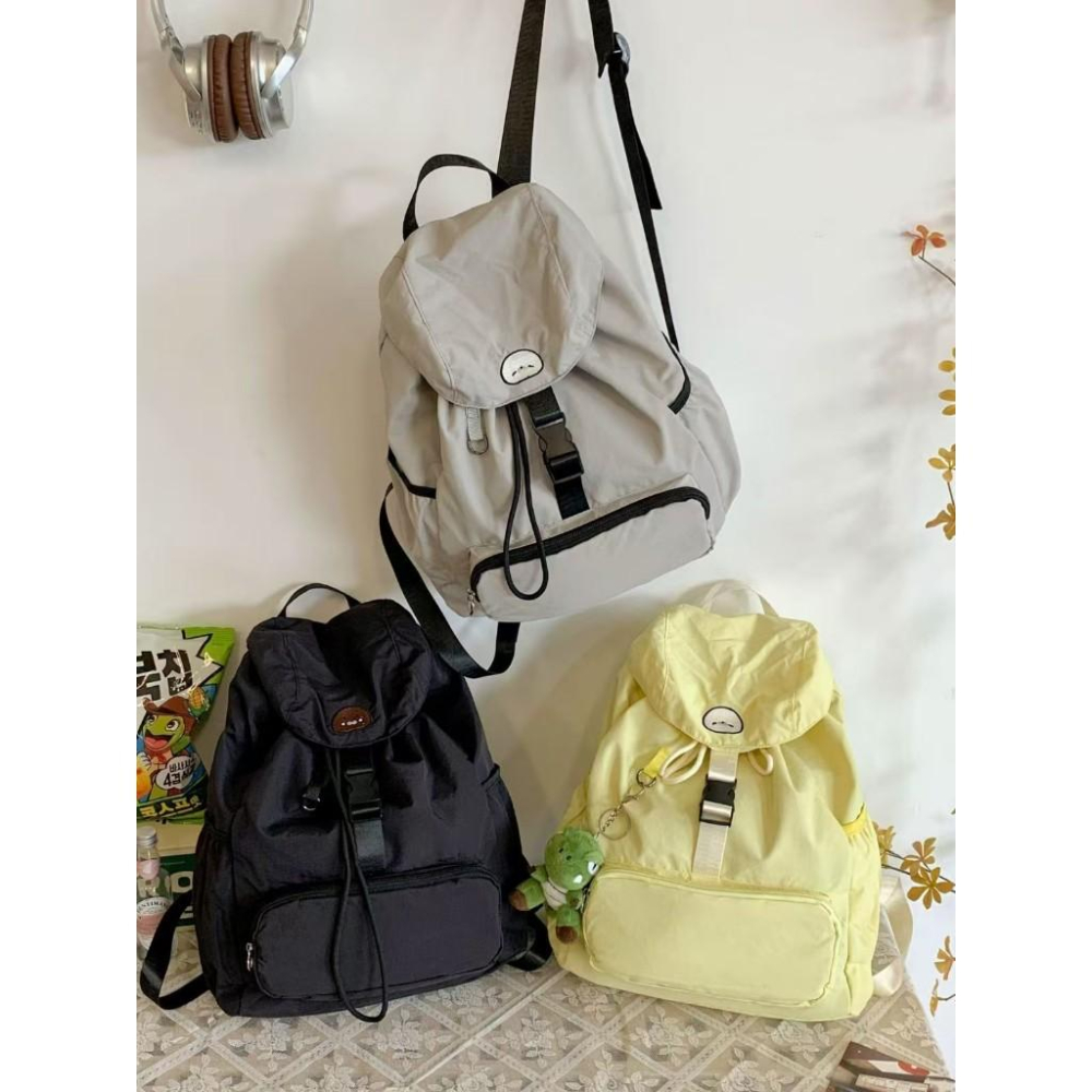 WDF.CO現貨│2025韓國新款小海豹尼龍後背包│黑灰黃3色大容量雙肩包│有索繩卡扣│登山雙肩包│旅遊通勤用-細節圖2