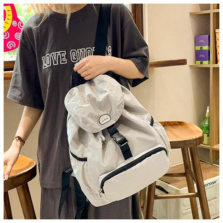 WDF.CO現貨│2025韓國新款小海豹尼龍後背包│黑灰黃3色大容量雙肩包│有索繩卡扣│登山雙肩包│旅遊通勤用-細節圖3