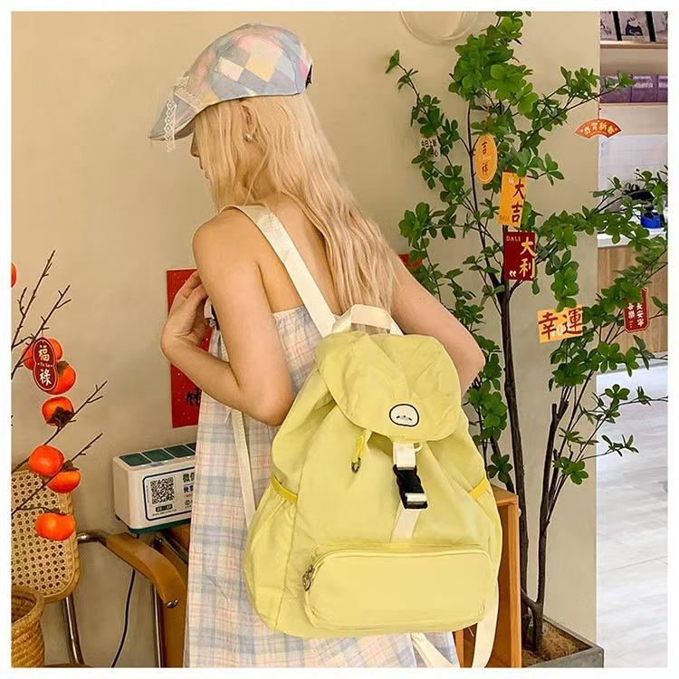 WDF.CO現貨│2025韓國新款小海豹尼龍後背包│黑灰黃3色大容量雙肩包│有索繩卡扣│登山雙肩包│旅遊通勤用-細節圖4