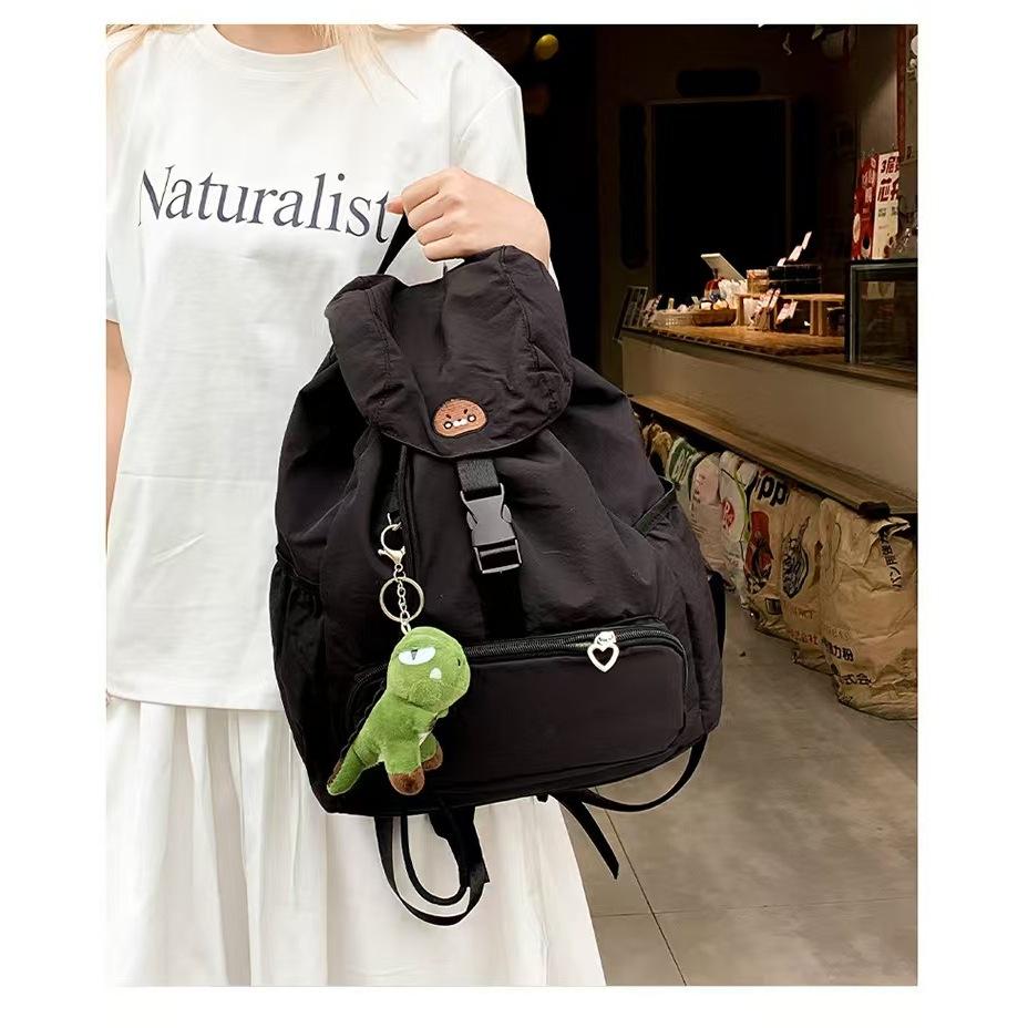 WDF.CO現貨│2025韓國新款小海豹尼龍後背包│黑灰黃3色大容量雙肩包│有索繩卡扣│登山雙肩包│旅遊通勤用-細節圖6