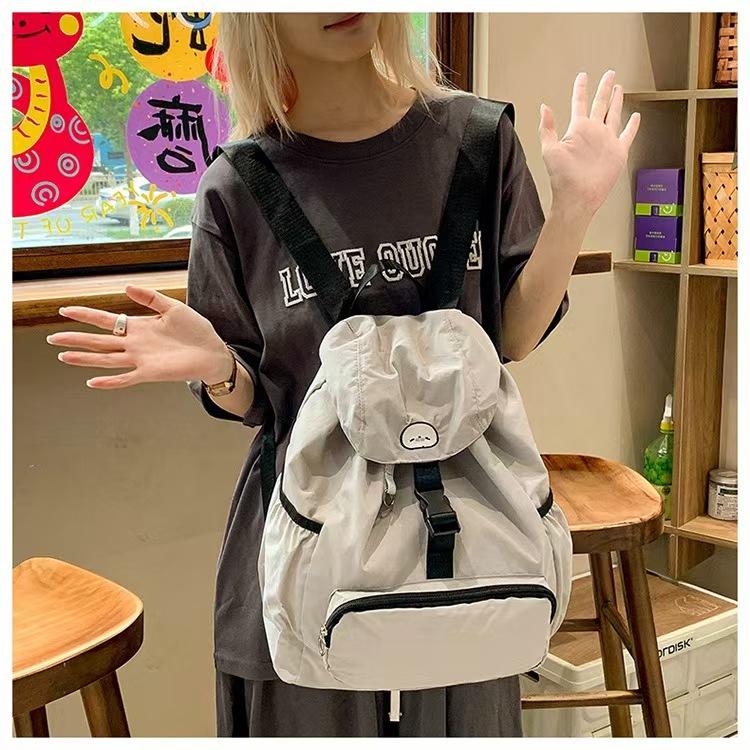 WDF.CO現貨│2025韓國新款小海豹尼龍後背包│黑灰黃3色大容量雙肩包│有索繩卡扣│登山雙肩包│旅遊通勤用-細節圖7