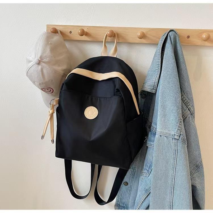 WDF.CO現貨｜2025新款日式休閒後背包│黑白卡3色尼龍防潑水雙肩包 │有拉鍊｜通勤包｜外出通勤｜上課書包-細節圖2