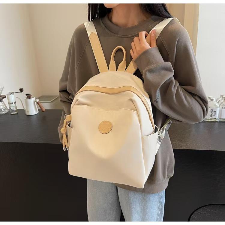 WDF.CO現貨｜2025新款日式休閒後背包│黑白卡3色尼龍防潑水雙肩包 │有拉鍊｜通勤包｜外出通勤｜上課書包-細節圖3