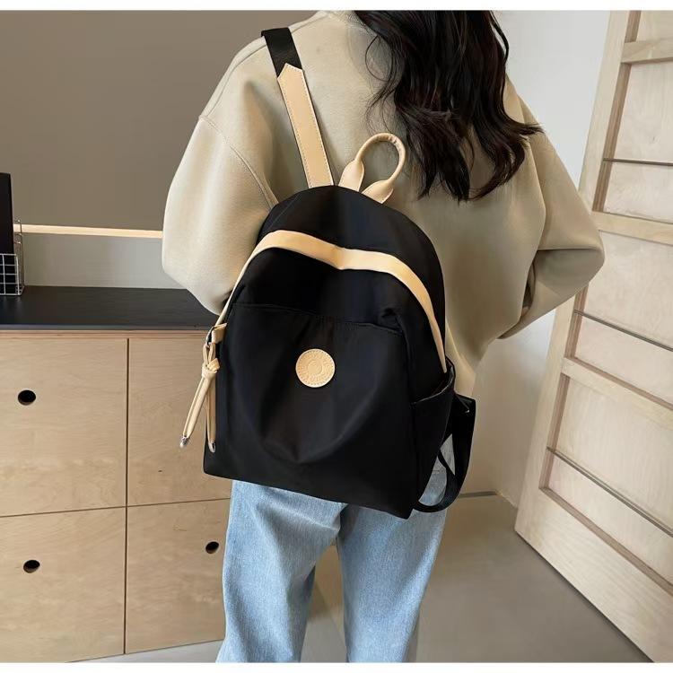 WDF.CO現貨｜2025新款日式休閒後背包│黑白卡3色尼龍防潑水雙肩包 │有拉鍊｜通勤包｜外出通勤｜上課書包-細節圖4