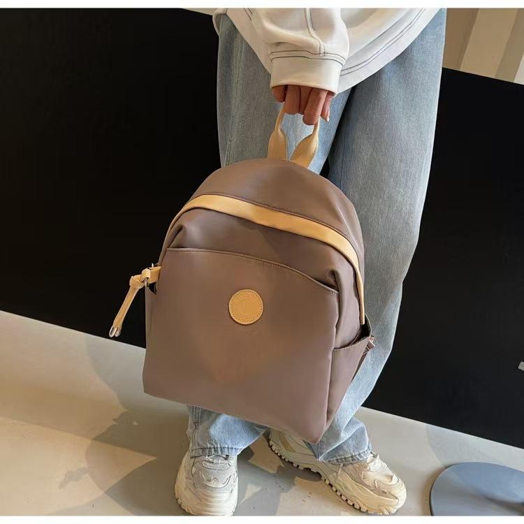 WDF.CO現貨｜2025新款日式休閒後背包│黑白卡3色尼龍防潑水雙肩包 │有拉鍊｜通勤包｜外出通勤｜上課書包-細節圖6