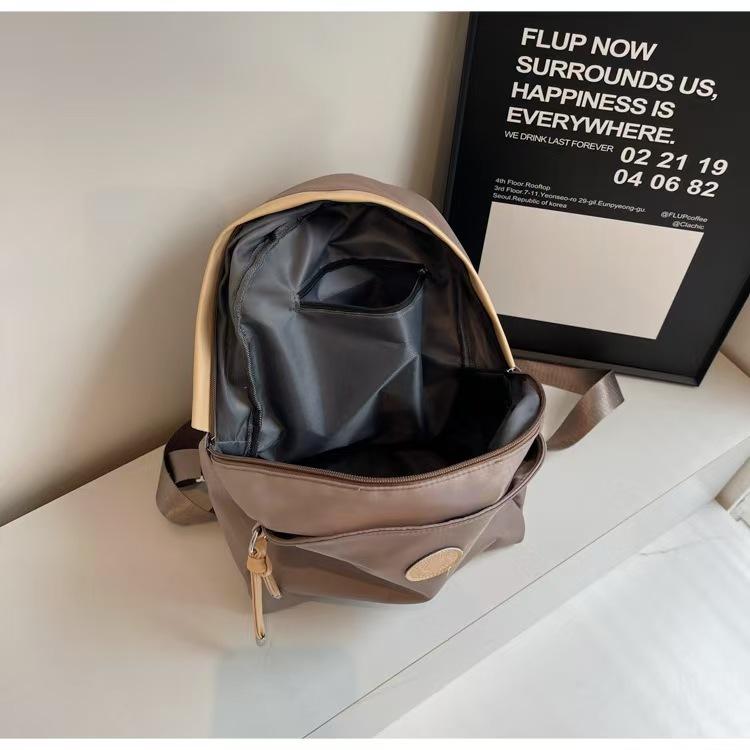 WDF.CO現貨｜2025新款日式休閒後背包│黑白卡3色尼龍防潑水雙肩包 │有拉鍊｜通勤包｜外出通勤｜上課書包-細節圖7