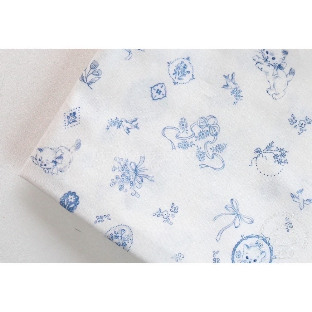 🌸現貨🌸韓國布 純棉布『藍瓷緞帶小貓』 貓咪布 復古風 碎花布 奶茶色 口水巾 寵物領巾 圍兜 布料 手作-細節圖3