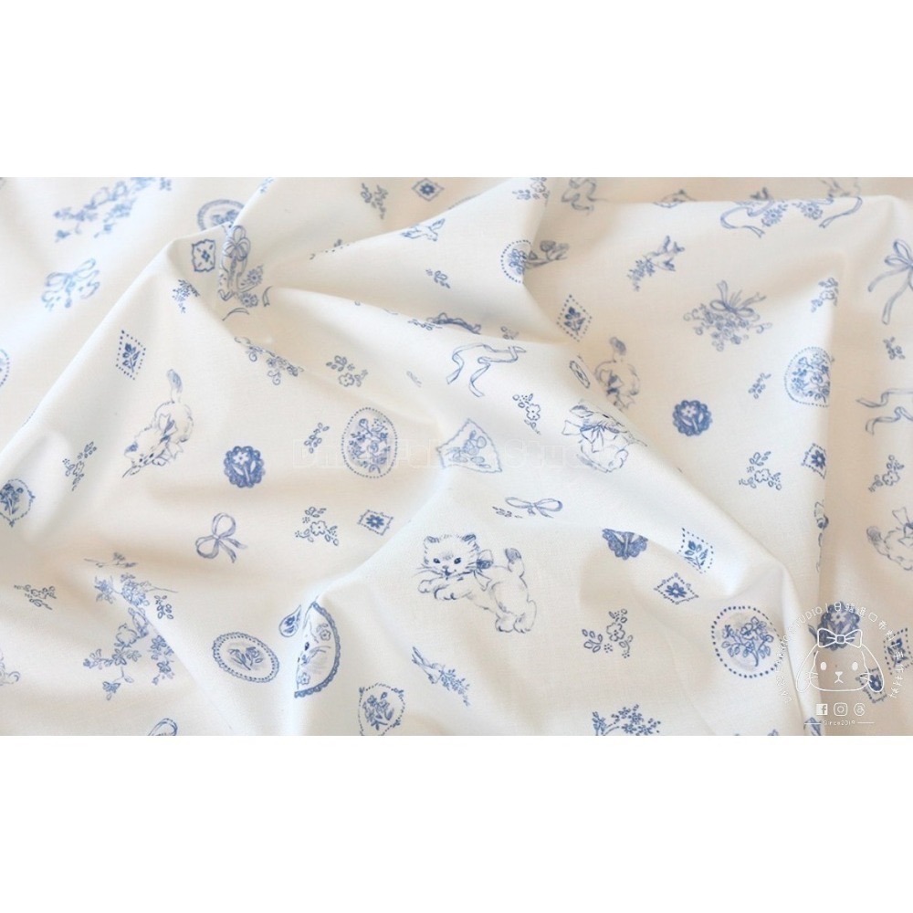🌸現貨🌸韓國布 純棉布『藍瓷緞帶小貓』 貓咪布 復古風 碎花布 奶茶色 口水巾 寵物領巾 圍兜 布料 手作-細節圖4
