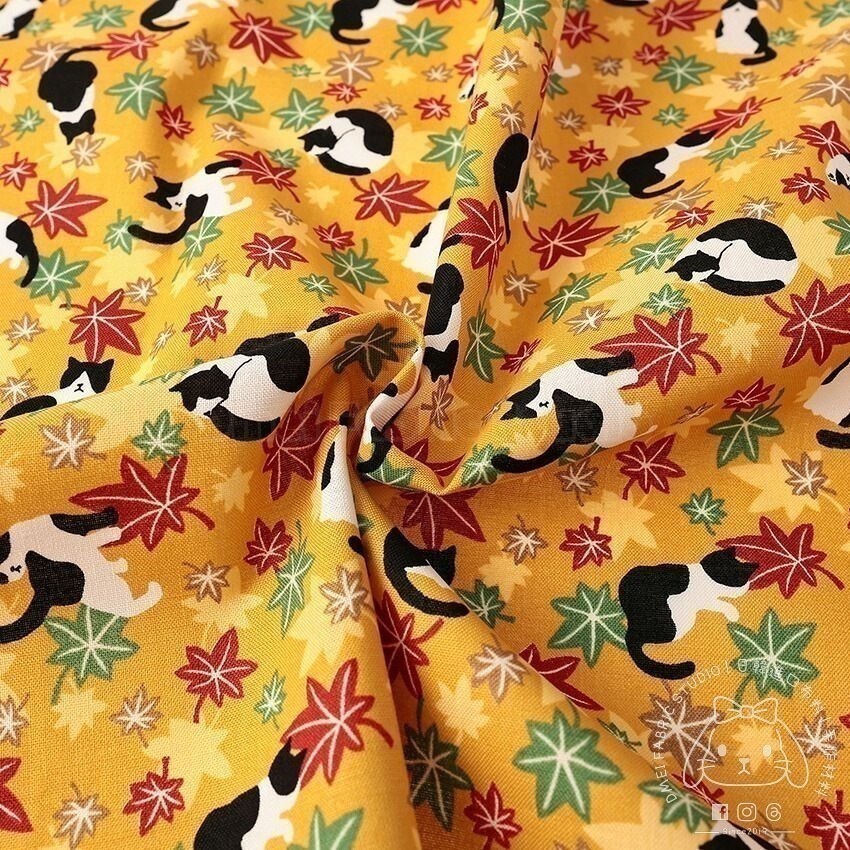 🌸現貨🌸日本布 純棉布 秋楓貓日和 手作 喜氣 新年 好運  口金包 虎斑貓 黑白斑紋貓 貓咪 楓葉 秋天 芥末黃-細節圖2