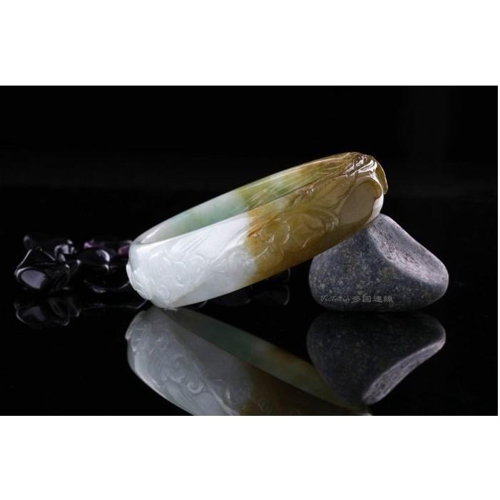 《Muse du Louvre-羅浮宮珠寶》精選透嫩氣質秋香蜜綠A貨雕花翡翠玉鐲古樸寶光玉質細 (附A貨鑑定證書)H01-細節圖2