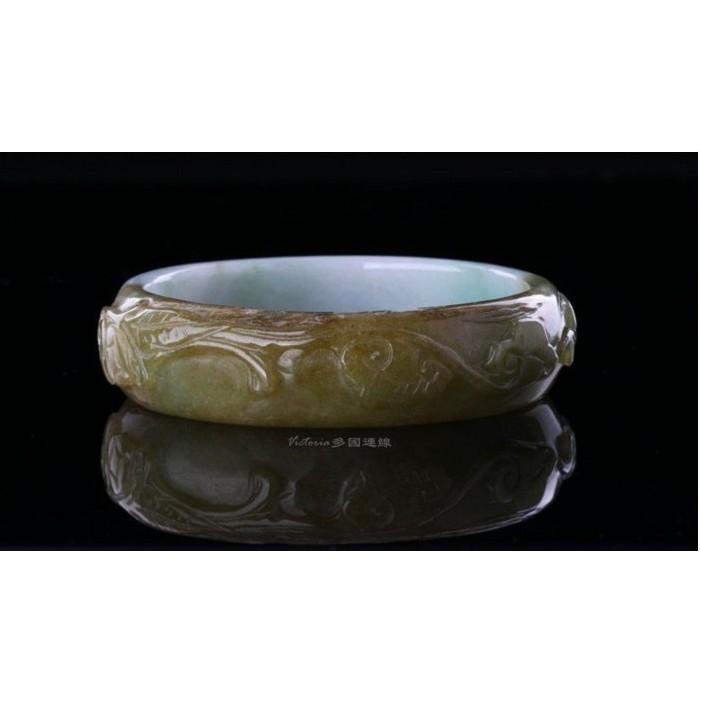 《Muse du Louvre-羅浮宮珠寶》精選透嫩氣質秋香蜜綠A貨雕花翡翠玉鐲古樸寶光玉質細 (附A貨鑑定證書)H01-細節圖4