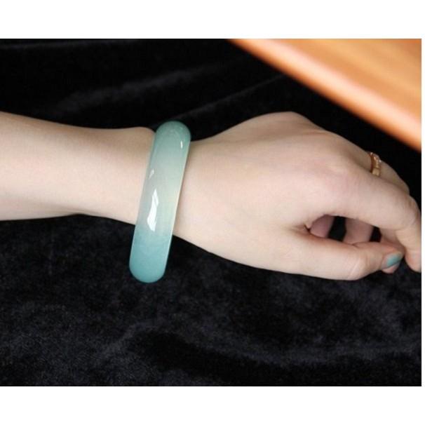 《宮廷珠寶》精選冰種湖水綠清透靚點翡翠玉鐲，古樸寶光，玉質細膩H17-細節圖2