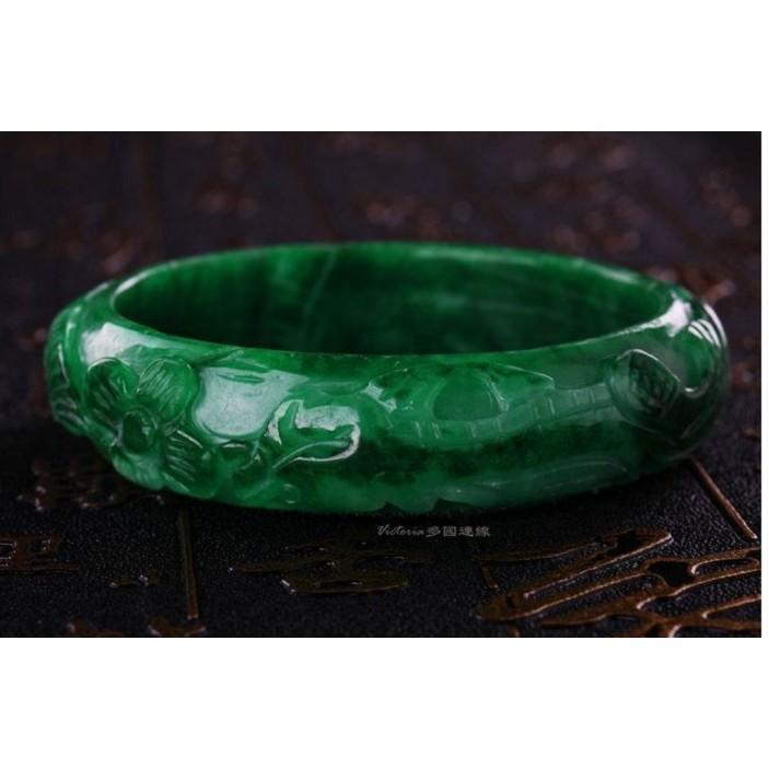 《Muse du Louvre-羅浮宮珠寶》精選冰種濃厚葉綠放光A貨雕花翡翠玉鐲 ，古樸寶光，玉質細膩H19-細節圖3