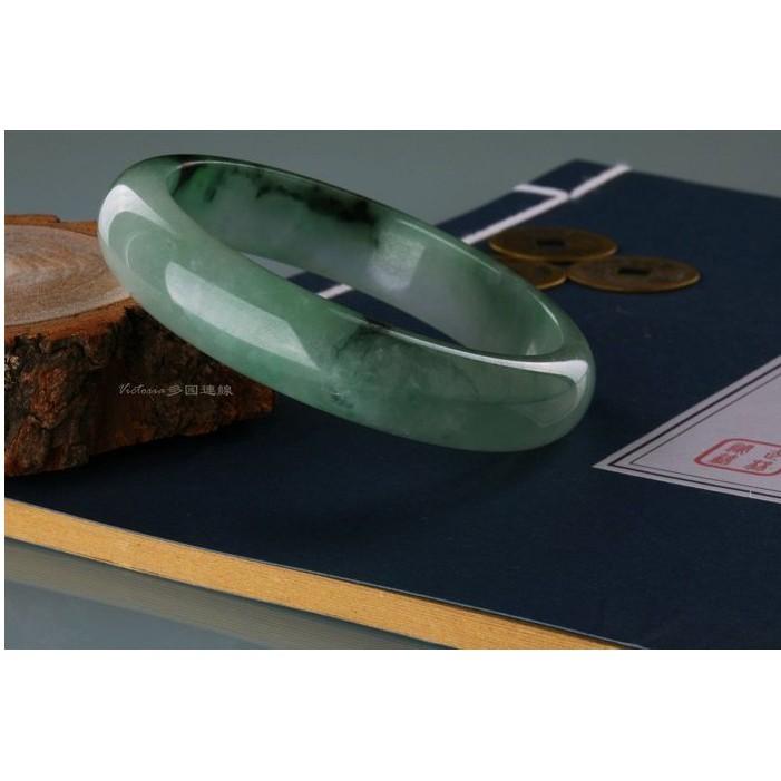 《Muse du Louvre-羅浮宮珠寶》精選冰種極品亮眼白底飄綠花翡翠玉鐲 ，古樸寶光，玉質細膩H50-細節圖2