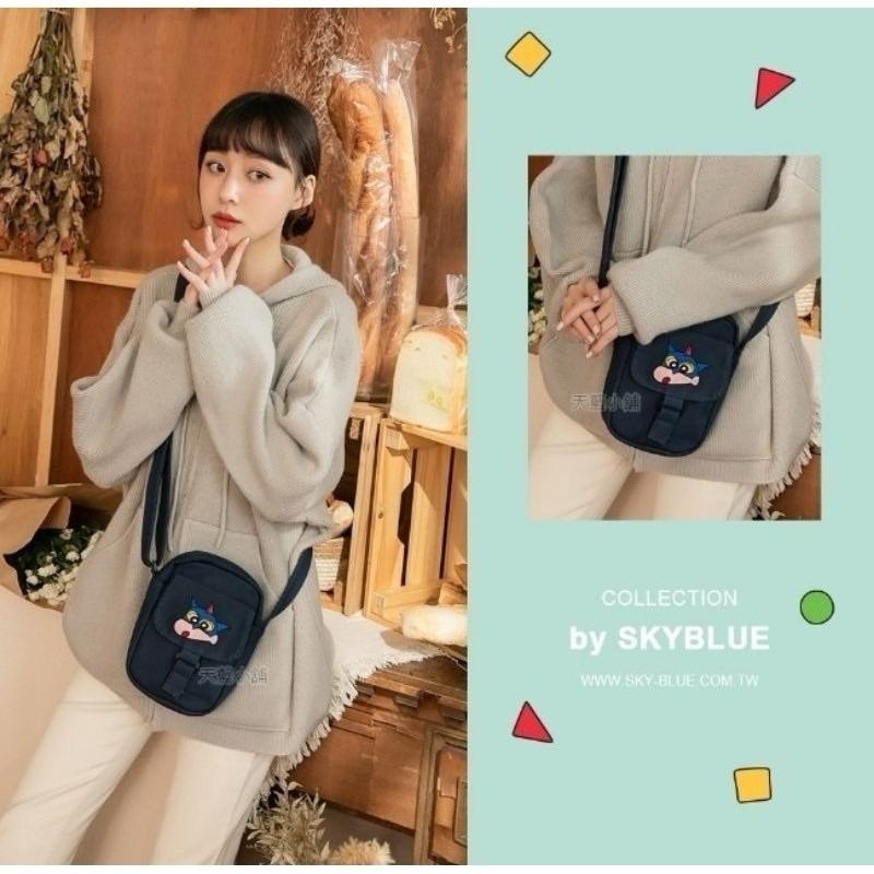 「日本🇯🇵」質感帆布刺繡圖案斜背小包-蠟筆小新 CRAYONSHINCHAN 動感小新/上學小新/小白 正版授權-細節圖2