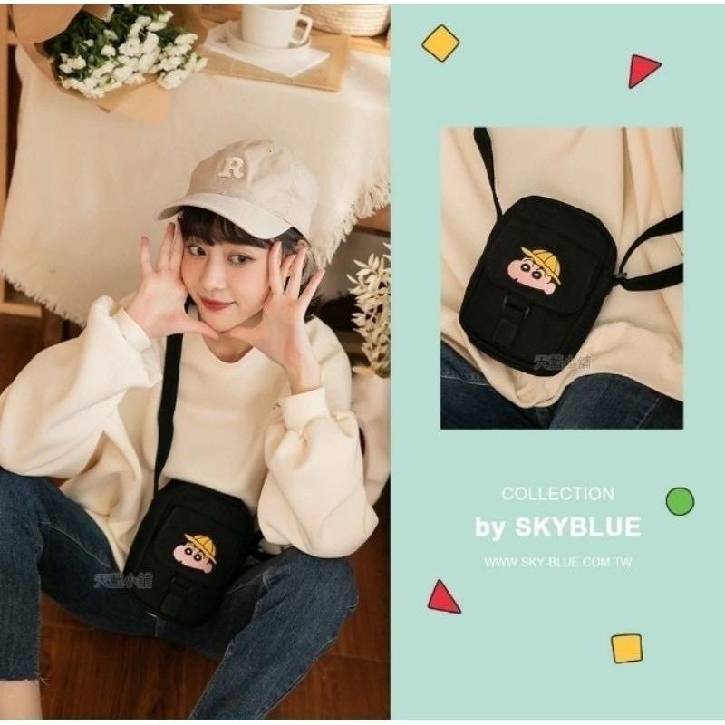 「日本🇯🇵」質感帆布刺繡圖案斜背小包-蠟筆小新 CRAYONSHINCHAN 動感小新/上學小新/小白 正版授權-細節圖6